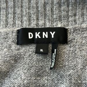 DKNY sweater with sporty, stripping along him and sleeves of the sweat sweater